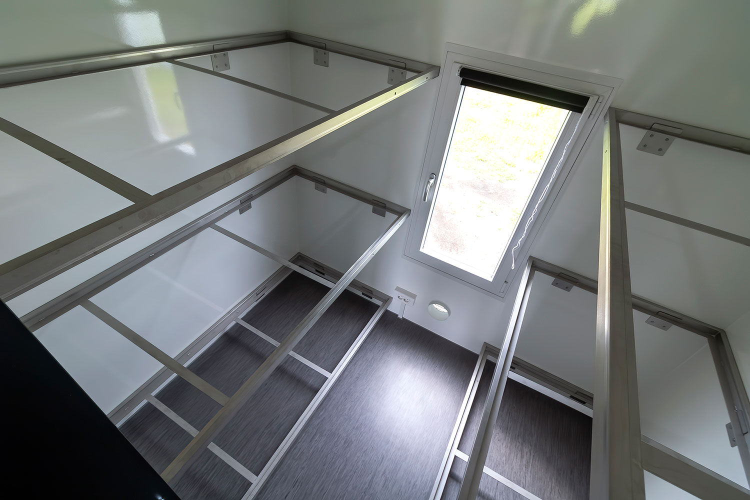 5e5d037496fed37ee16a61fc_Project-sleeping-trailer-02-60