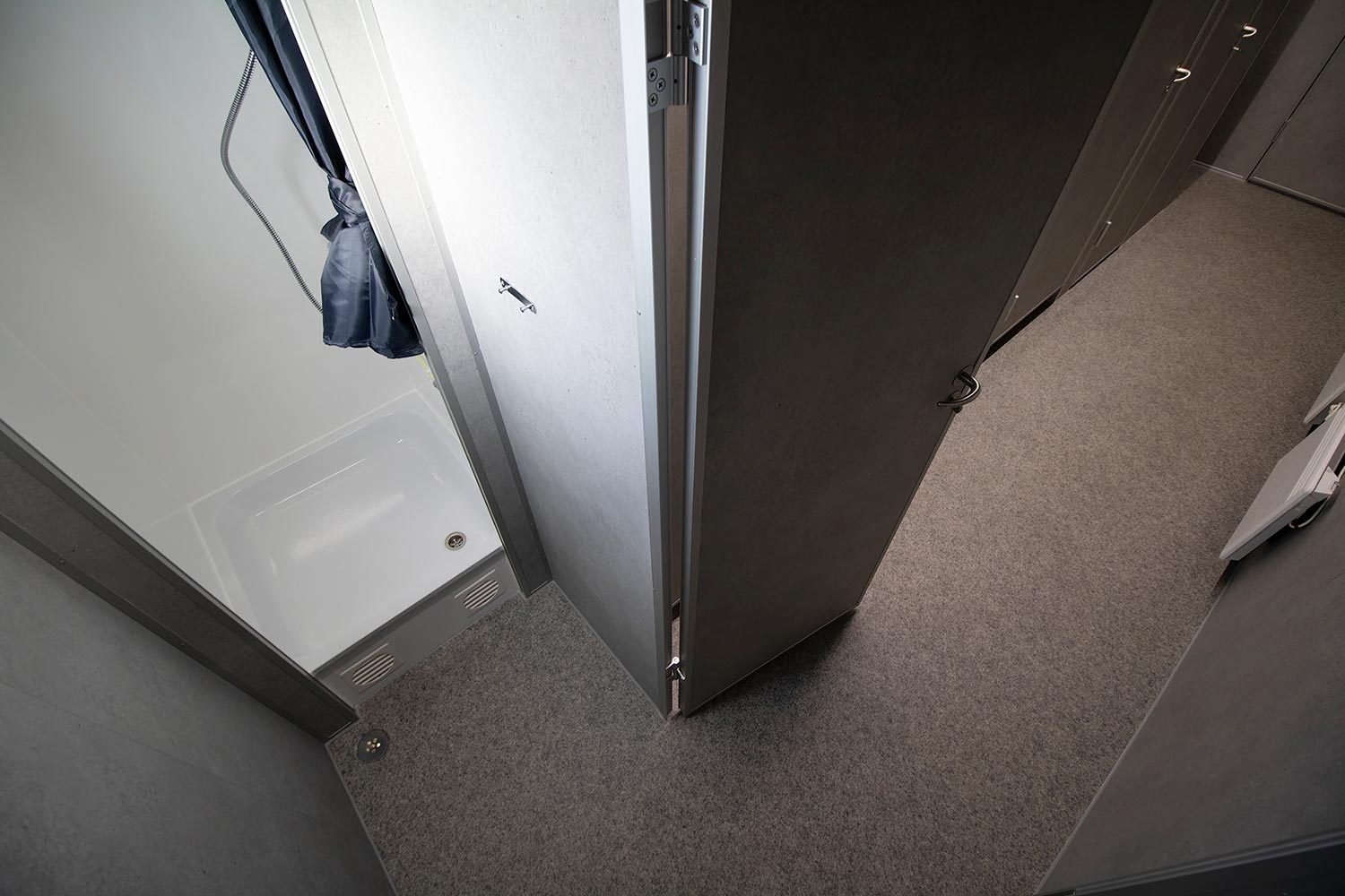 61927b72130a2bdd973cce86_Project-luxury-toilet-06-50