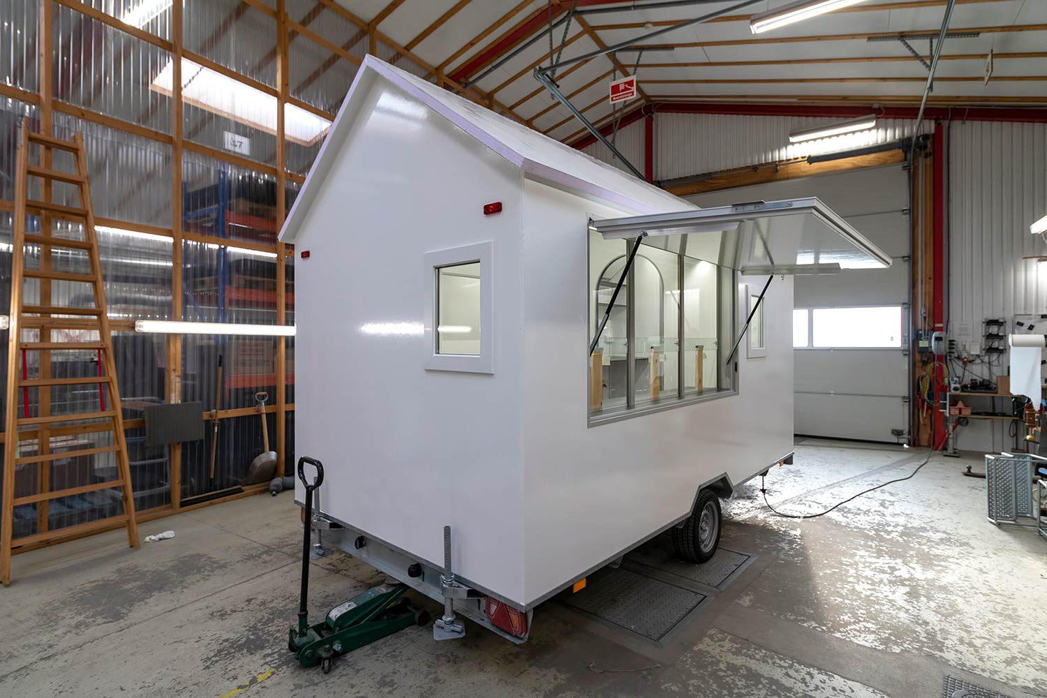 610e8ace689f4b197df5d868_Project-donut-trailer-04-45